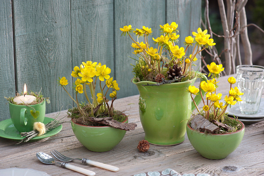 Winter warmers in green ceramic as table decorations