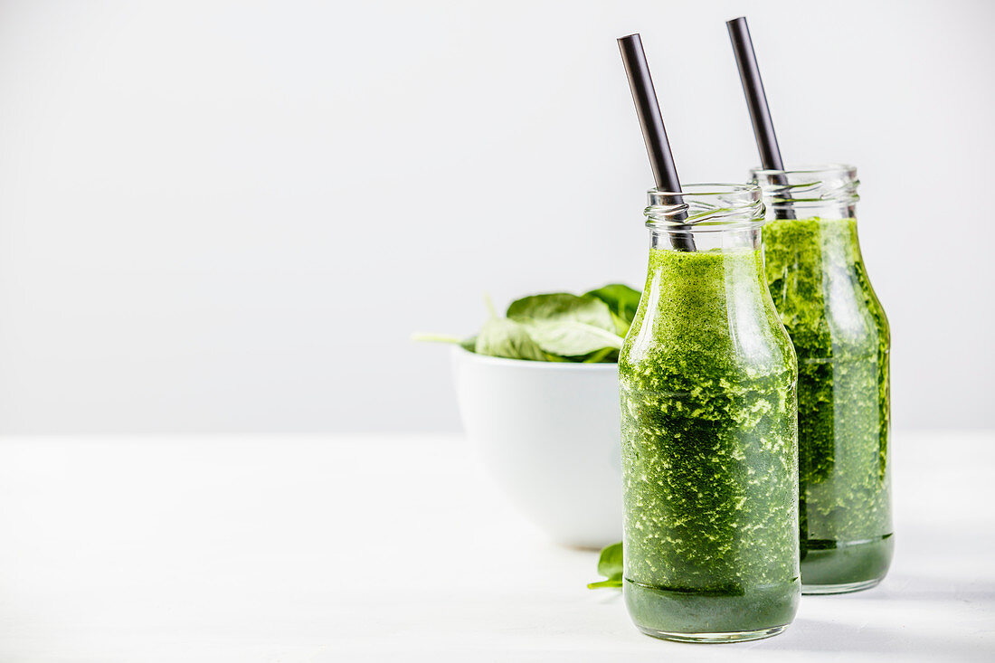 Grüner Smoothie und frischer Spinat