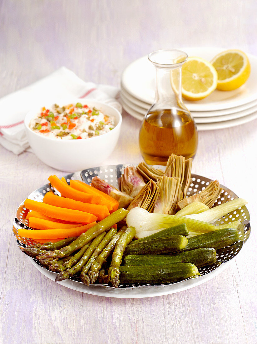 Vegetable platter with a yoghurt dip