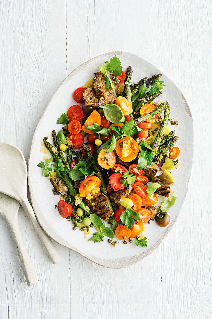 Tomatensalat mit gegrilltem Spargel und eingelegter Zitrone