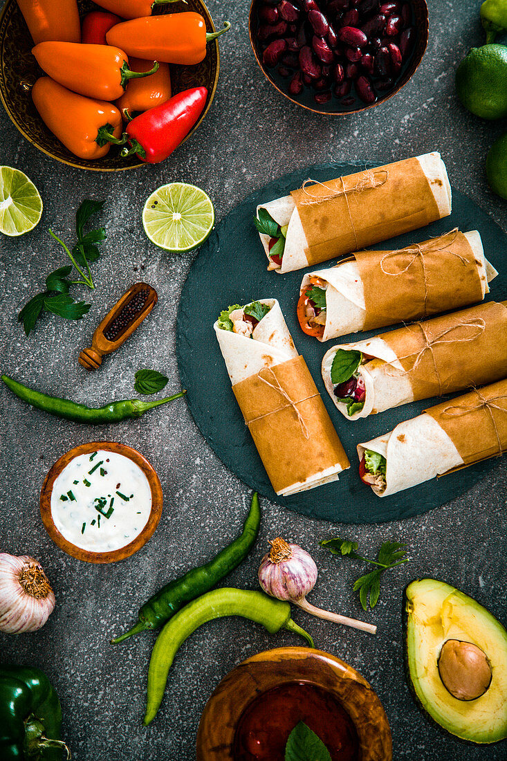 Tortilla-Wraps mit Gemüse und Zutaten (Mexiko)