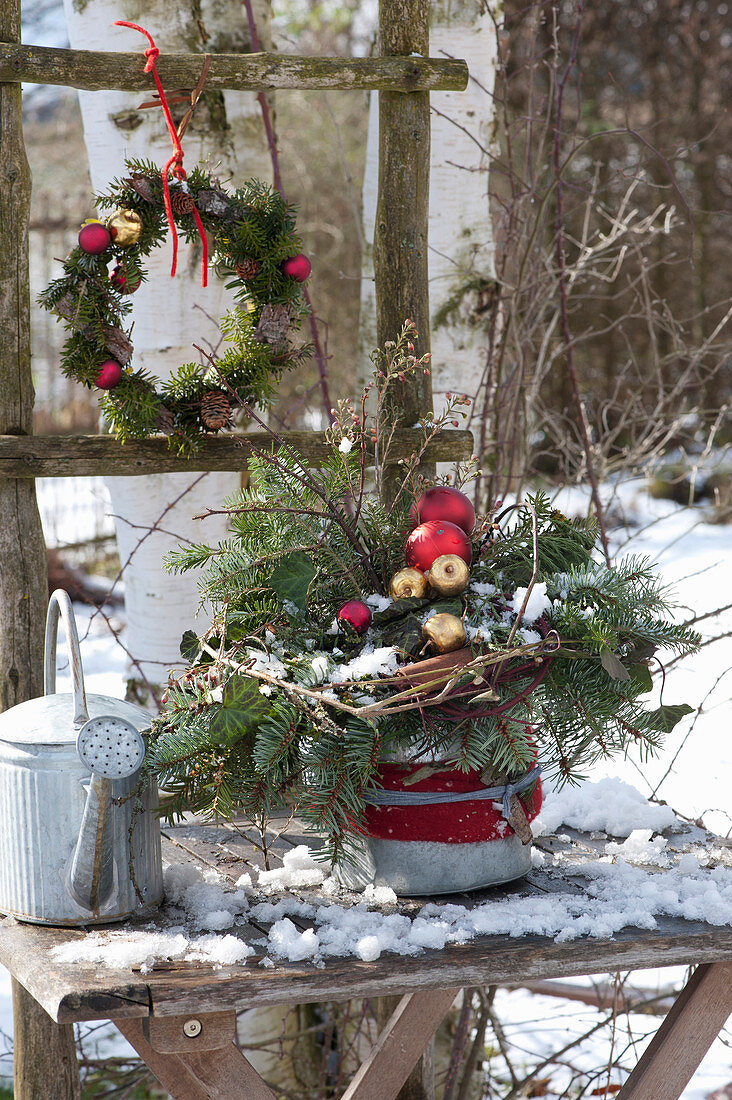 Weihnachtsstrauß und Kranz aus Tannenzweigen und Christbaumkugeln