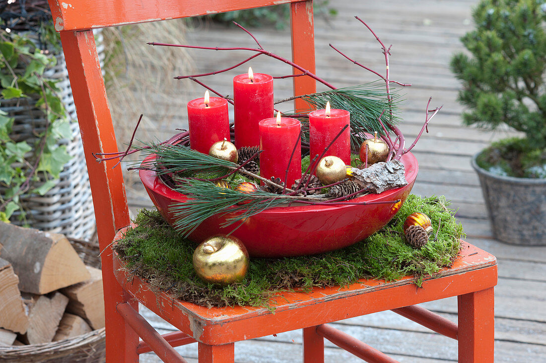 Rote Schale mit 4 Kerzen als Adventskranz