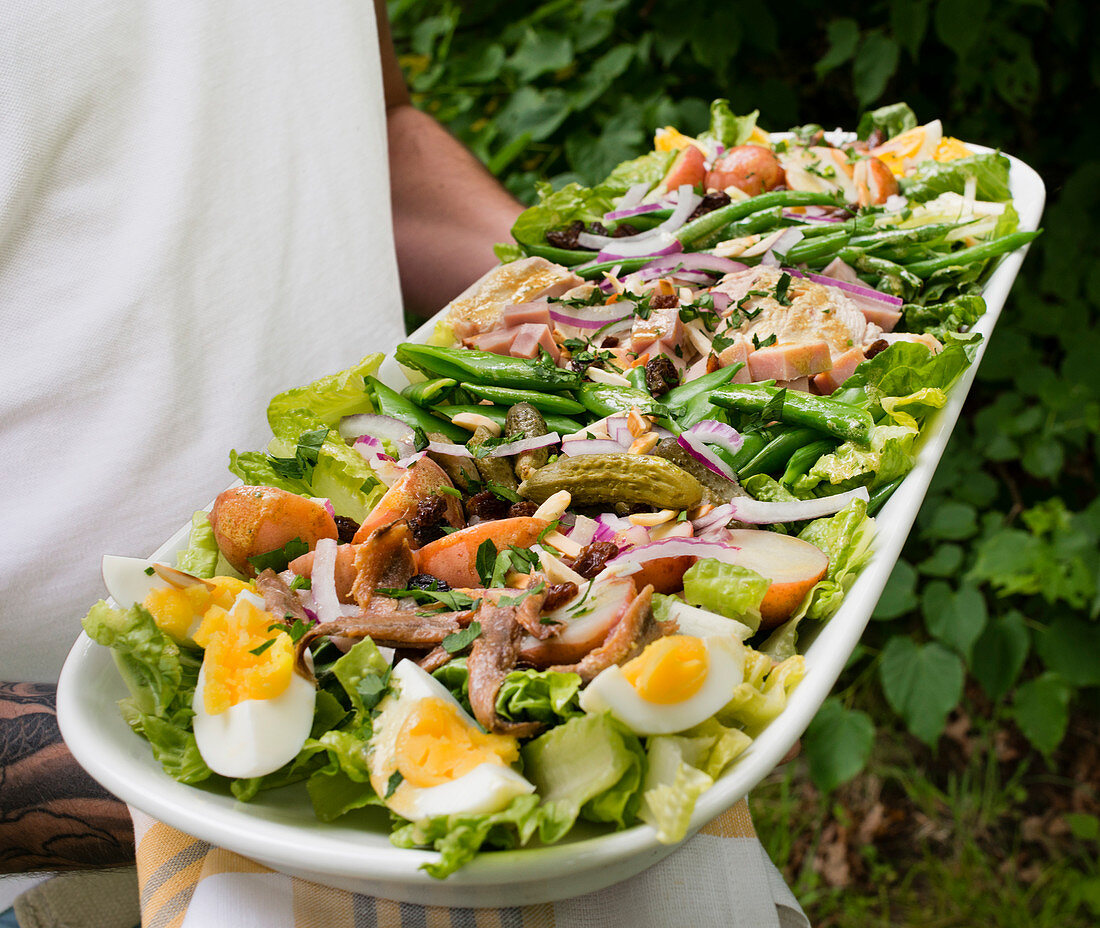 Salatplatte im Garten servieren