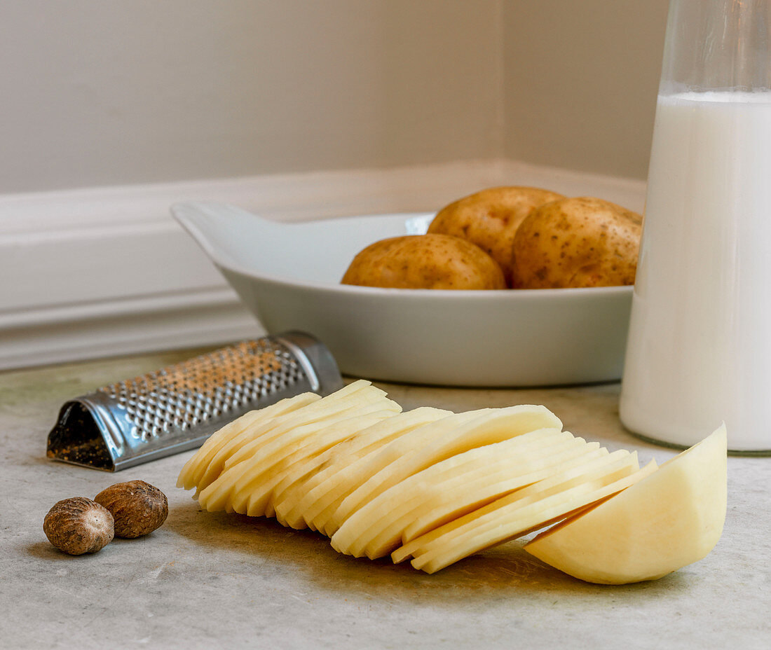 Geschnittene Kartoffeln für ein Kartoffelgratin