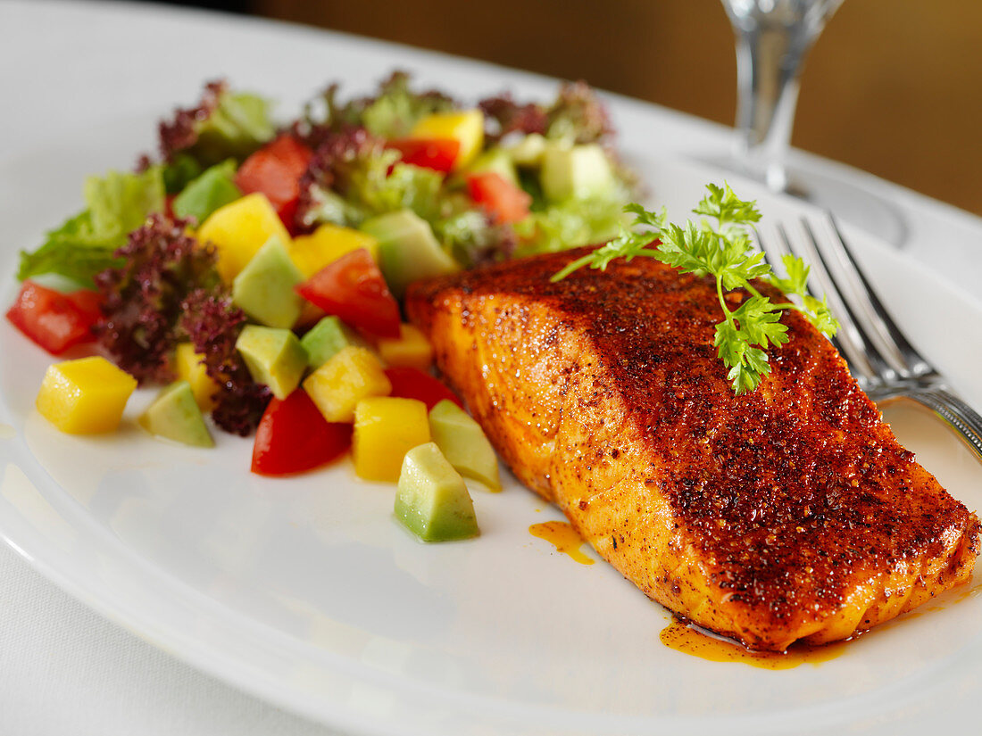 Gebratener Lachs mit Avocado-Tomaten-Salat