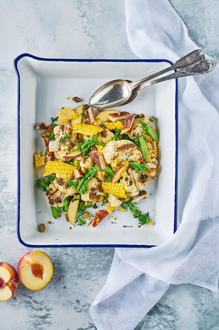 Gerösteter Blumenkohlsalat mit Pfirsich, Mais, Zitrone, Halloumi, Bimi und Pistazien