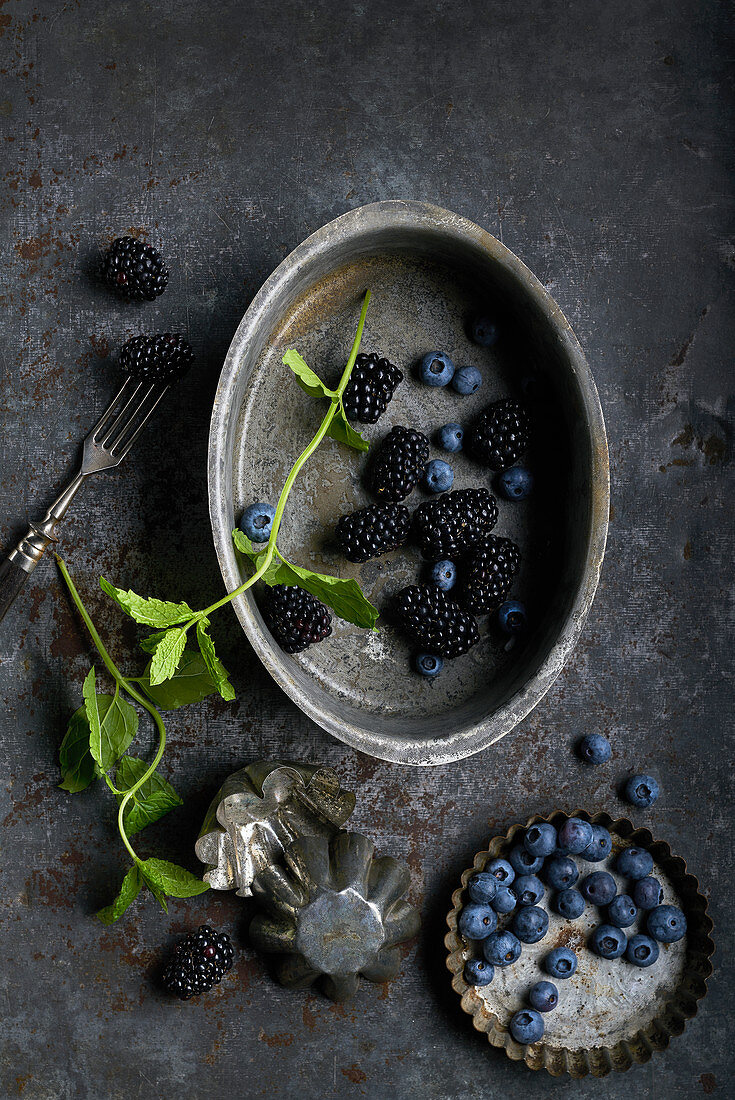 Blaubeeren, Brombeeren und Minze in Vintage Backformen