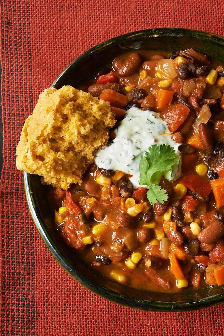 Chili mit Maisbrot und Sauerrahm