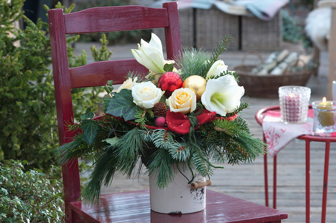 Weihnachtsstrauß mit Rosen und Amaryllis