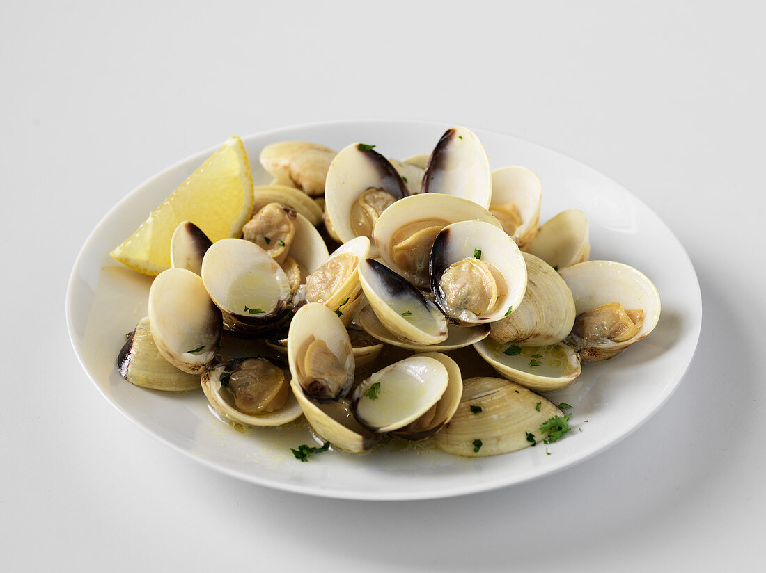 Clams in white wine sauce with lemon