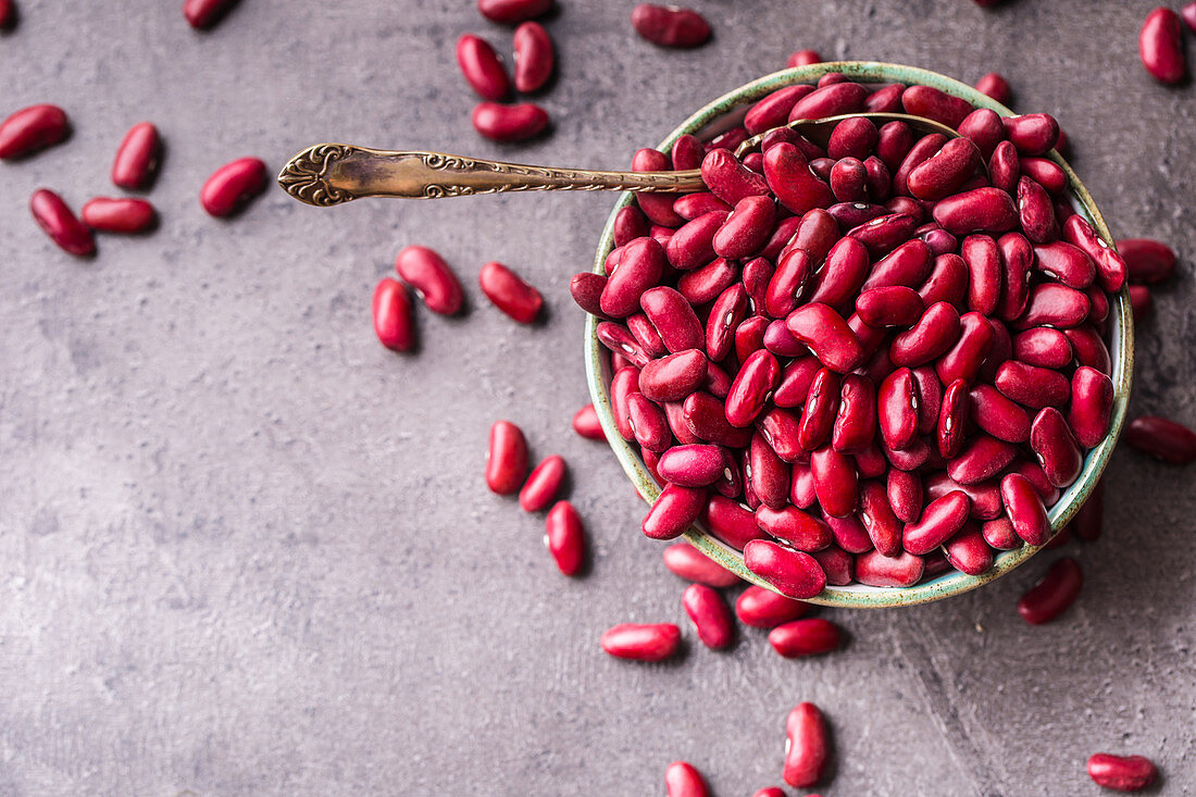 Rote Bohnen mit Löffel in einer Schüssel