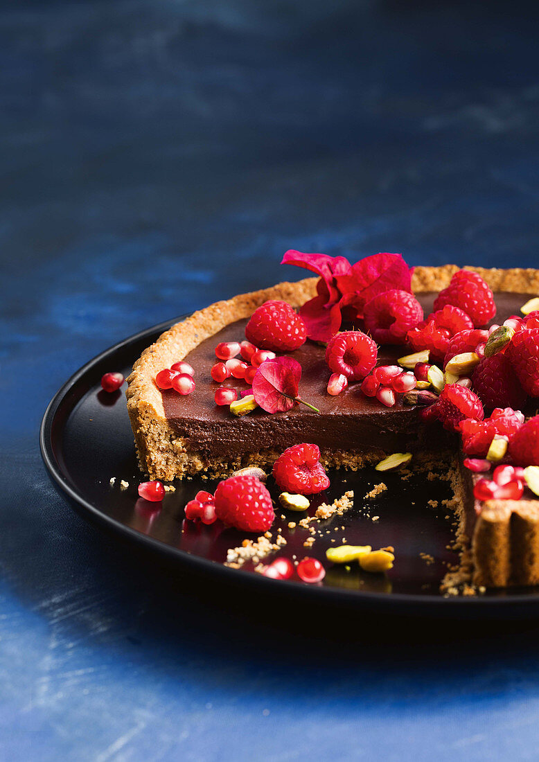 Tarte mit Schokoladenganache und Himbeeren, angeschnitten