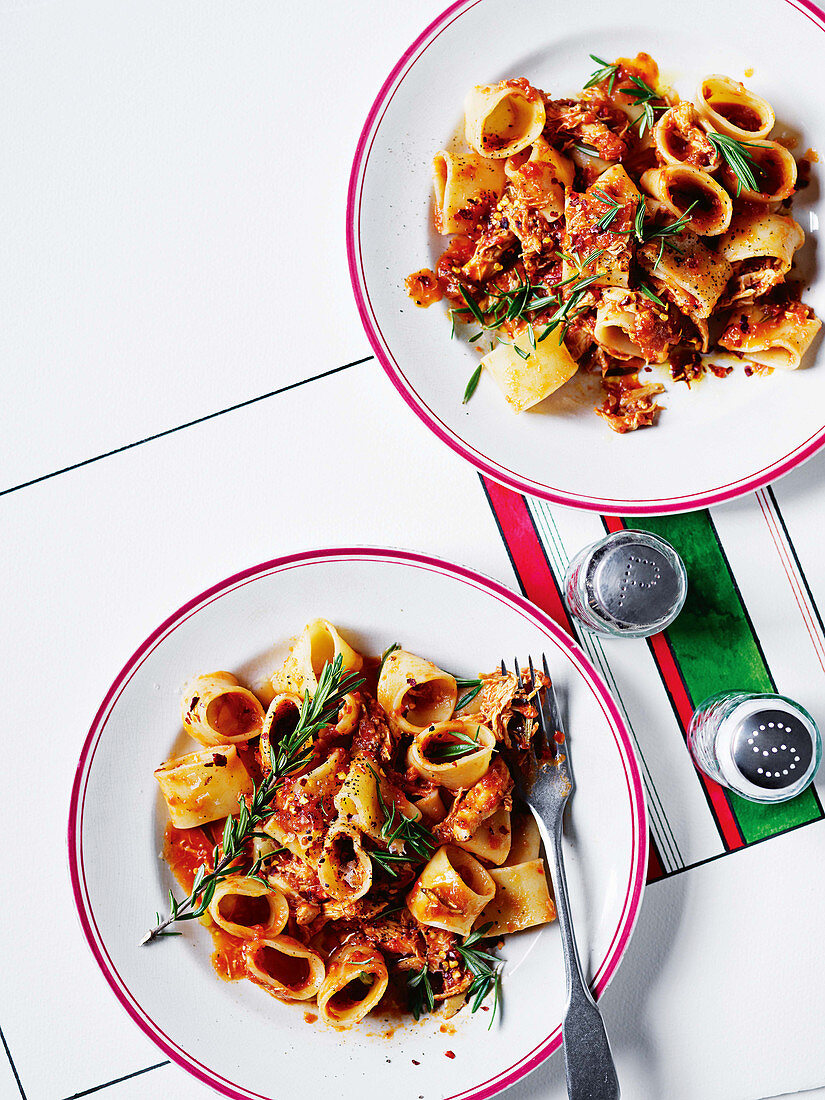 Pasta mit geschmortem Hähnchen, Rosmarin und Chilli