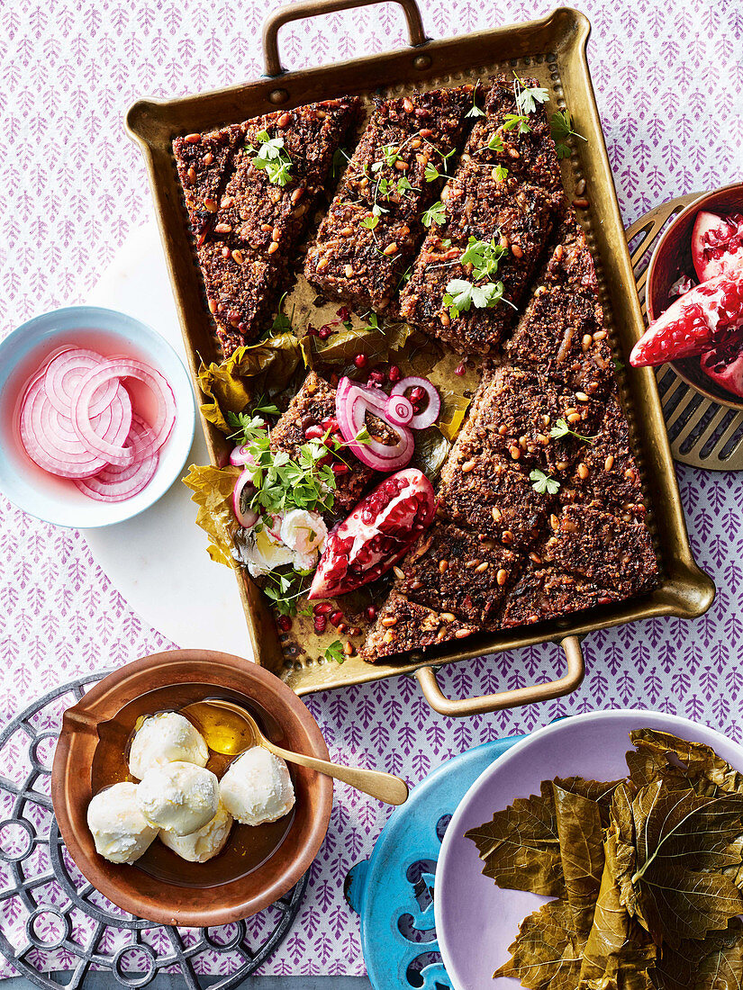 Vegetarisches Kibbeh mit Auberginen, Bulgur und Weinblättern (Orient)