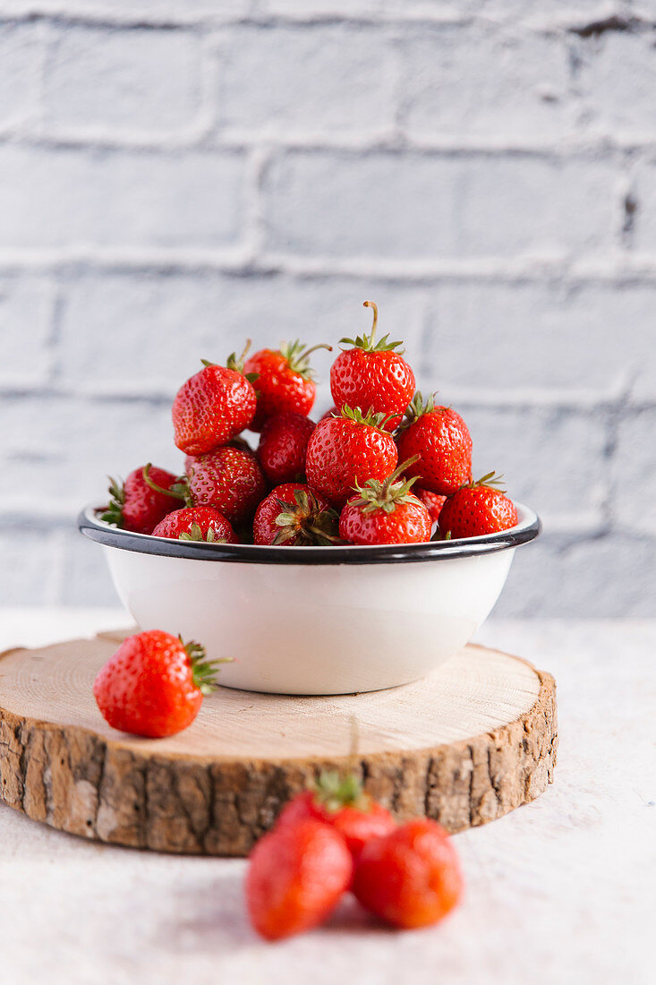 Eine Schale mit frischen Erdbeeren