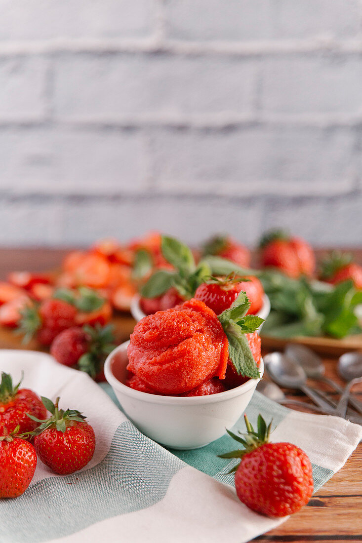 Erdbeersorbet mit Minze