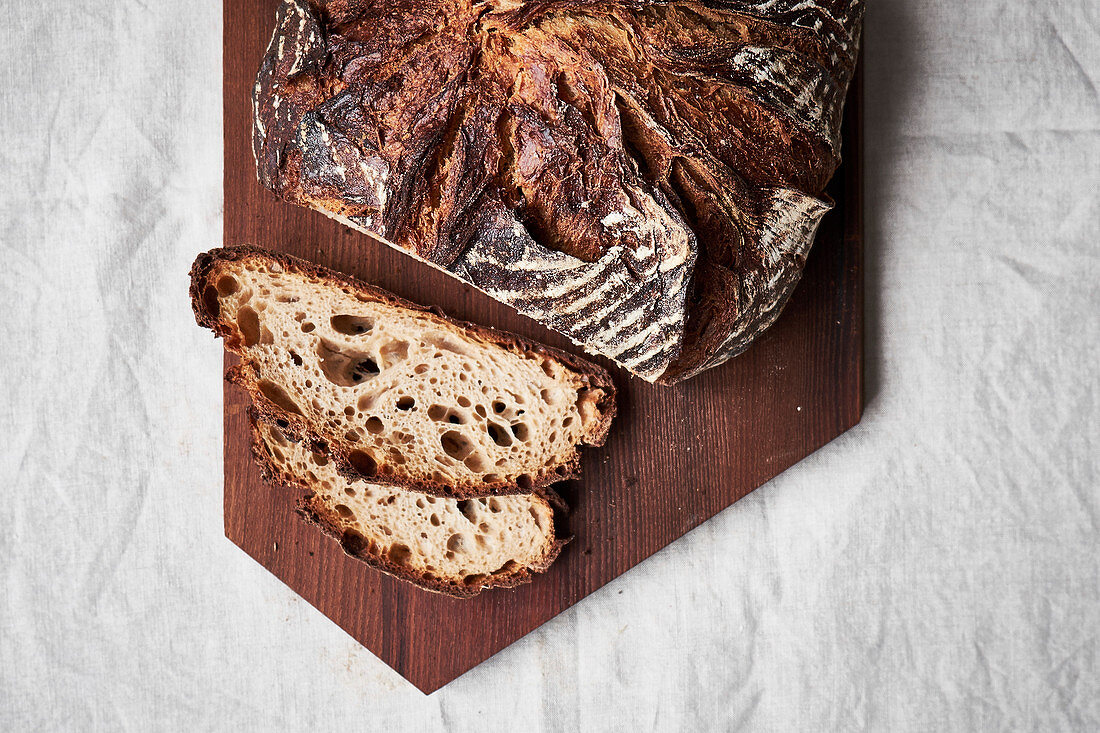 Rustikales Brot auf Schneidebrett