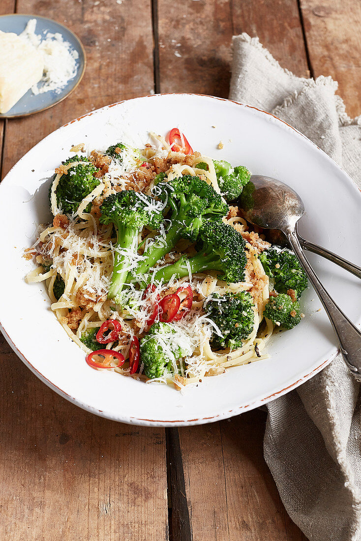 Pasta with broccoli, chili and cheese