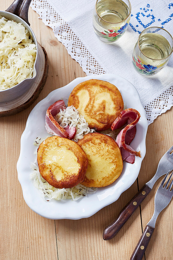 Kartoffellaibchen mit Kasseler und Sauerkraut