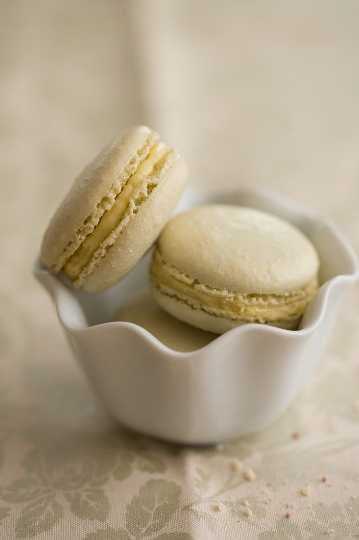 Grüne Macarons in Porzellanschälchen