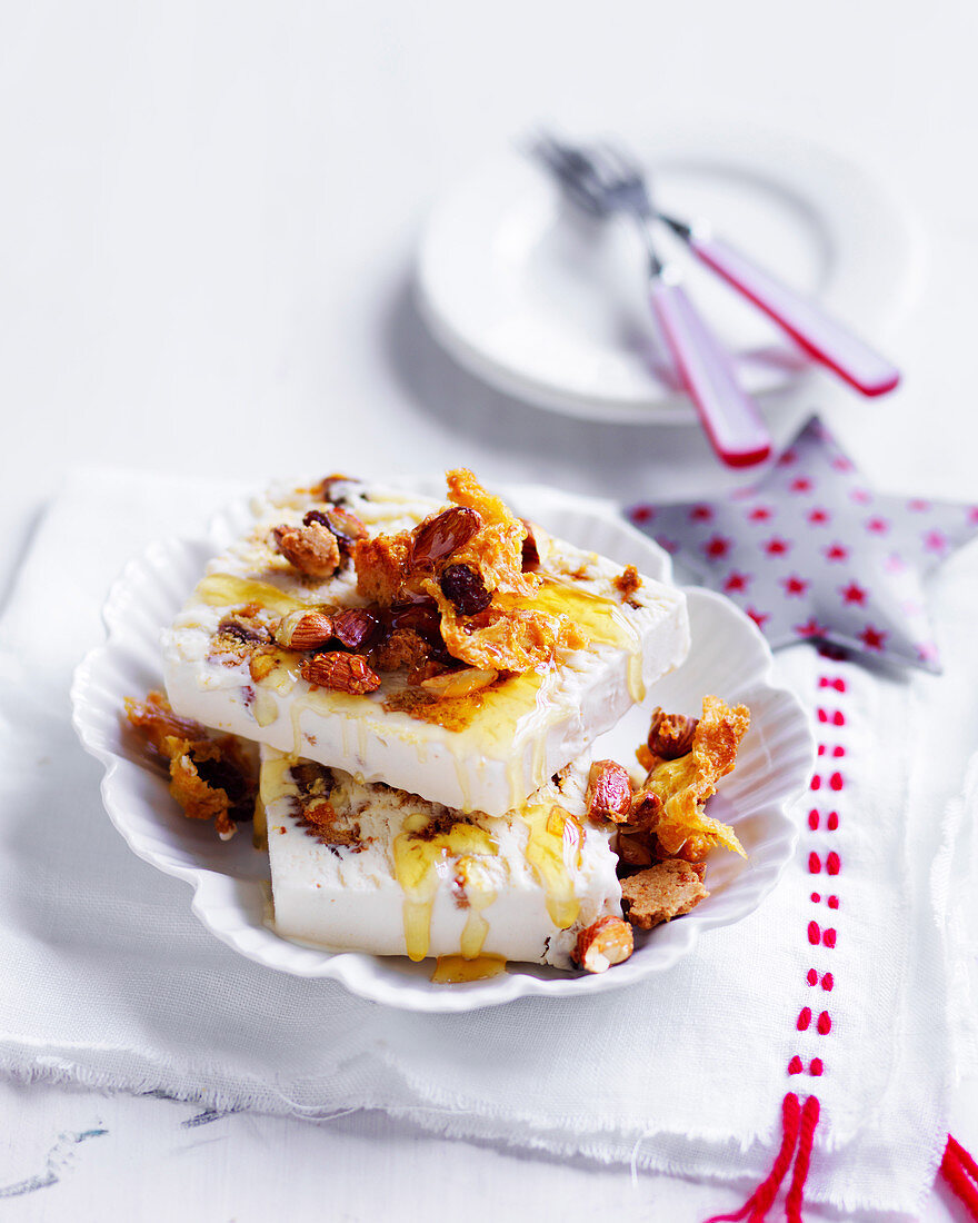 Panettone-Eis mit karamellisierten Nüssen und Honig
