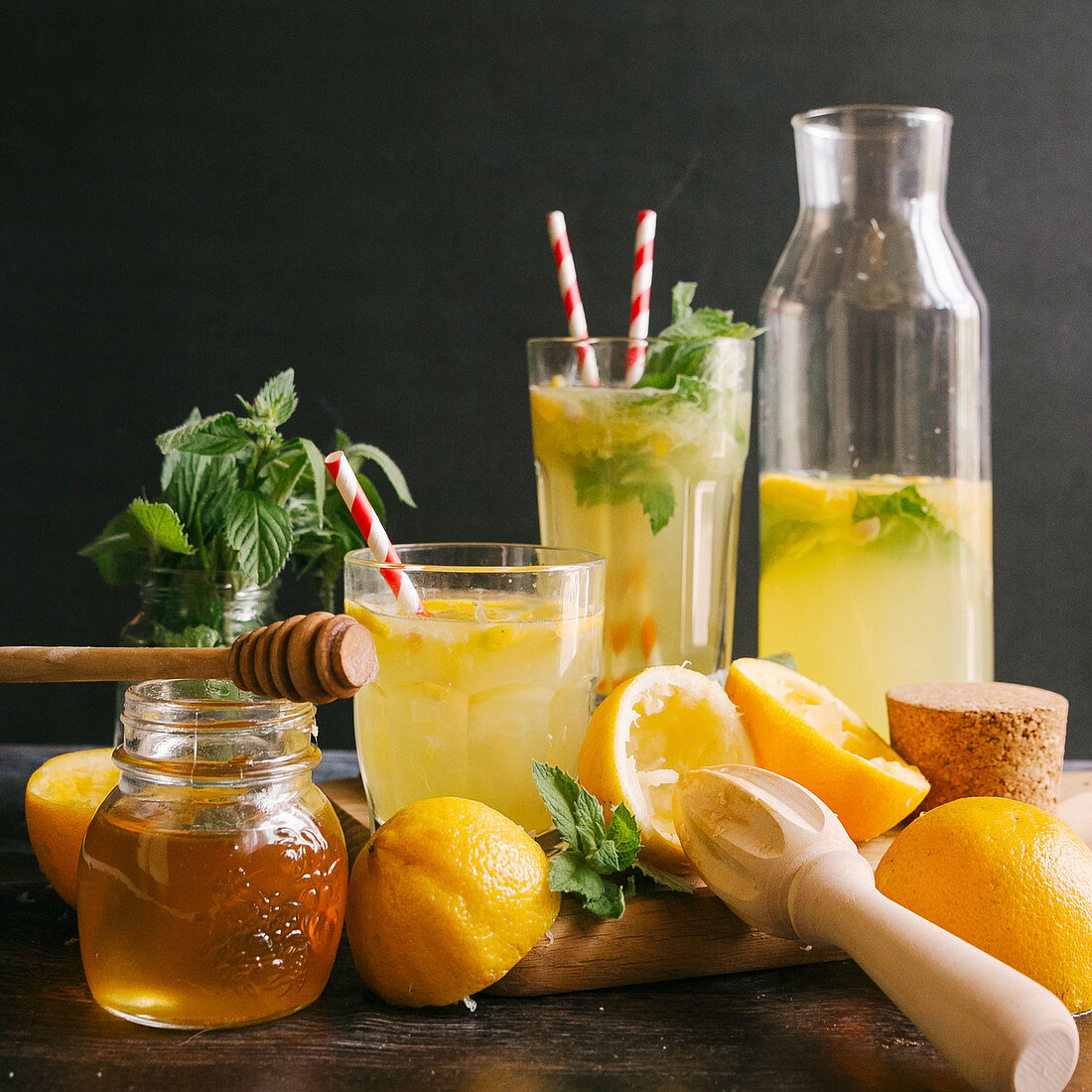 Zitronenlimonade mit Honig und Kräutern