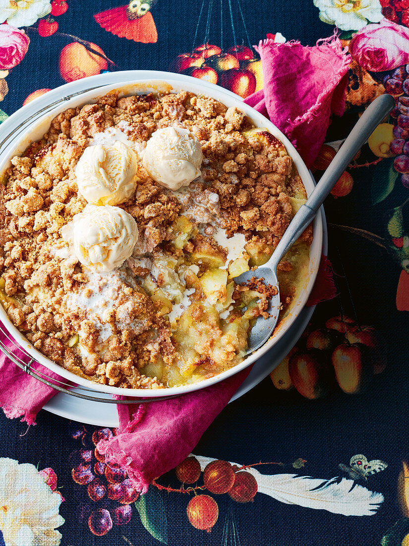 Granny Smith Crumble mit Zimt und Vanilleeis