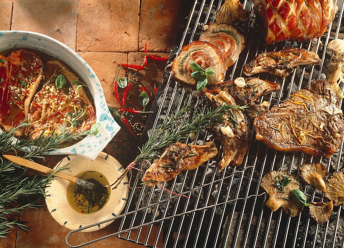 Gegrillte marinierte Koteletts; Steak & Schweinerollbraten