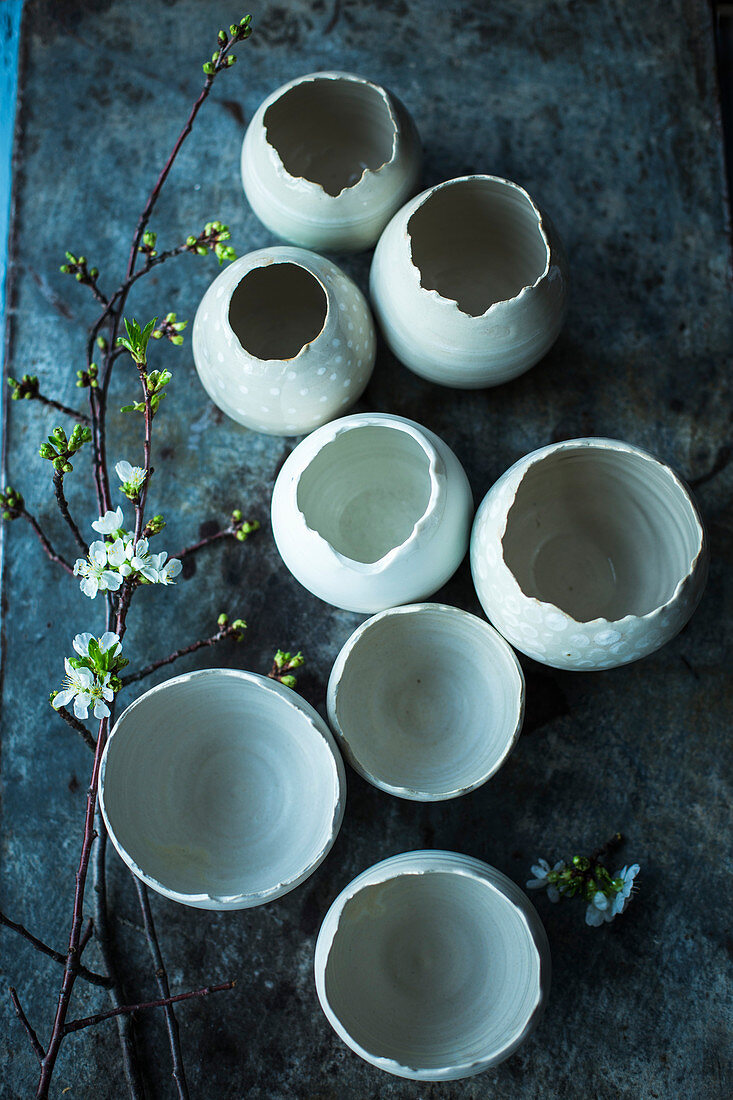 Keramikeier mit Kirschblütenzweig für Ostern
