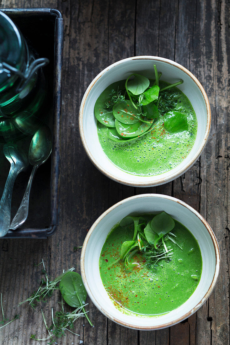 Spinach soup with cress