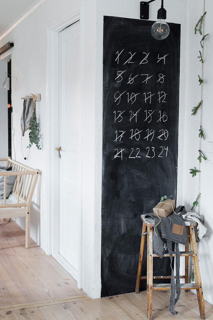 Adventskalender mit Zahlen zum Durchstreichen auf einer Tafel