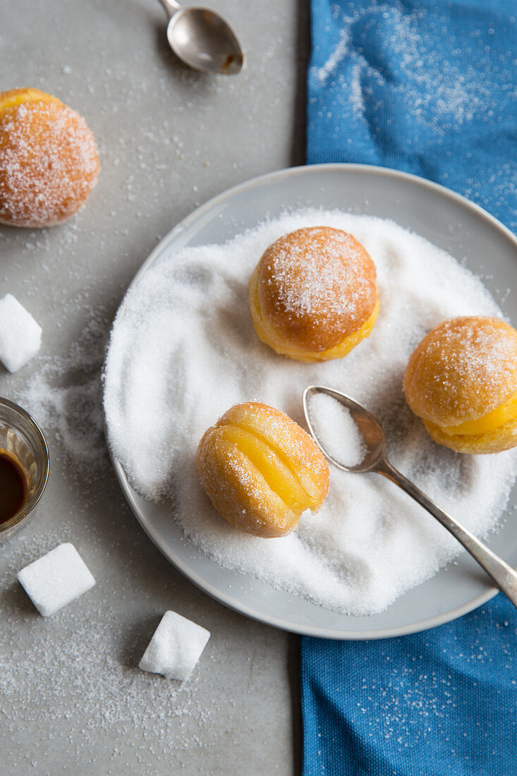 Portugiesische Krapfen mit Cremefüllung und Zucker