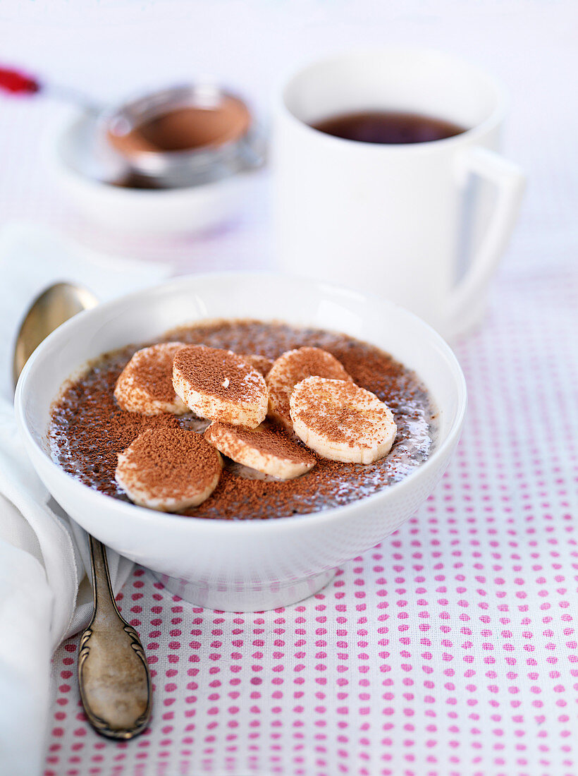 Chiapudding mit Bananenscheiben, Mandelbutter und Kakaopulver