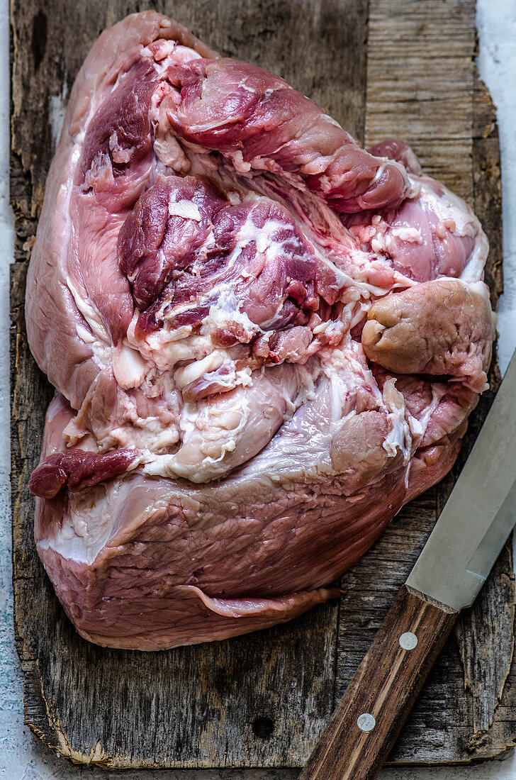 Frisches Rindfleisch auf Holzbrett