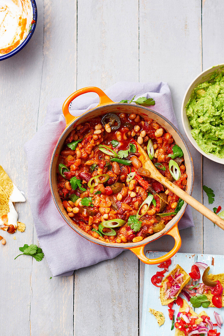 Vegetarisches Bohnenchili mit Frühlingszwiebeln und Koriandergrün