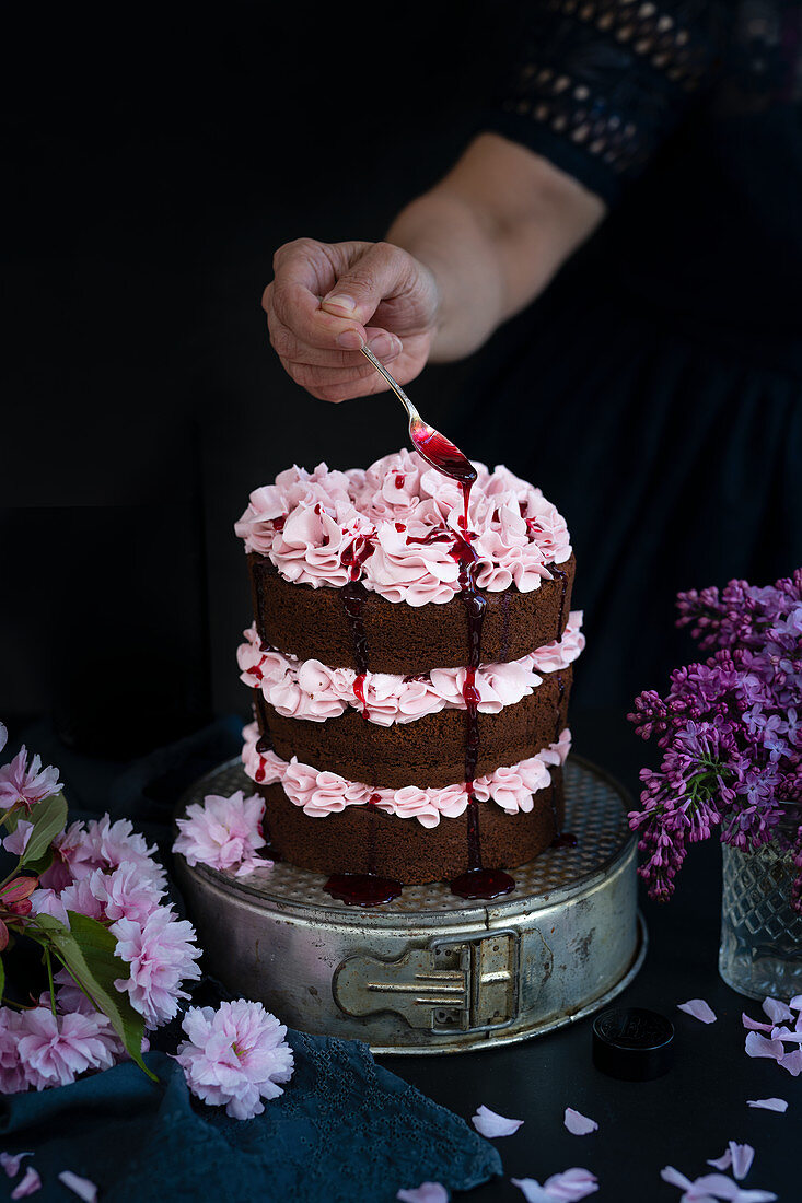 Chocolate Layer Cake mit Brombeer-Buttercremefüllung