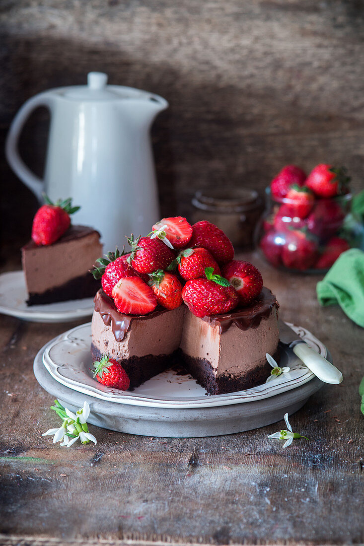 Schokoladen-Cheesecake mit Erdbeeren, angeschnitten