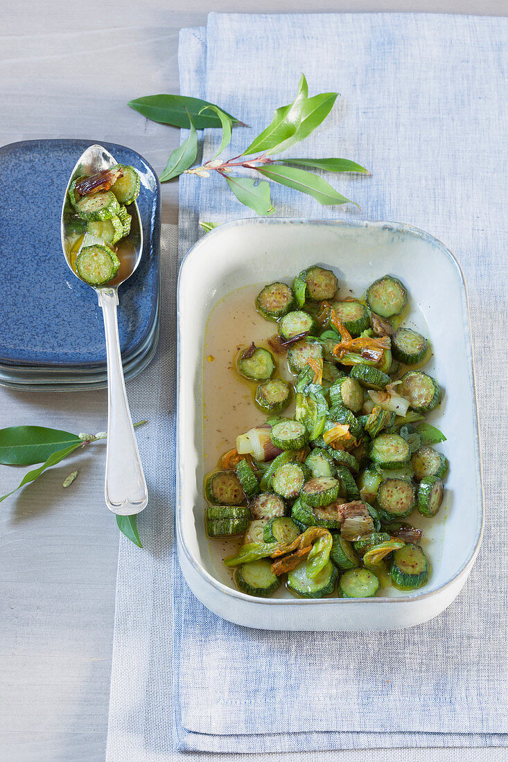 Zucchini mit Zucchiniblüten süß-sauer