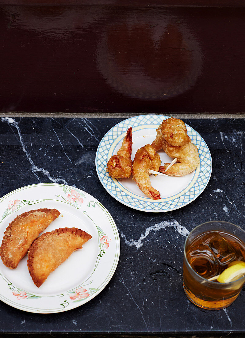 Empanadillas mit Thunfischfüllung und gebackene Garnelen (Spanien)