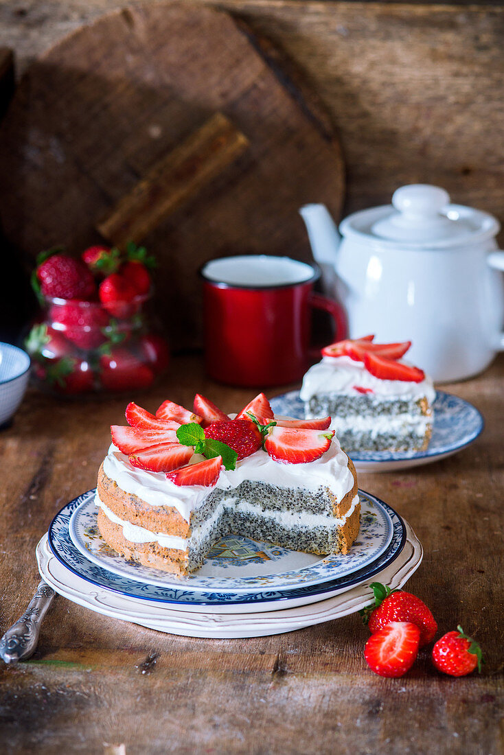 Mohnkuchen mit Sauerrahm und Erdbeeren