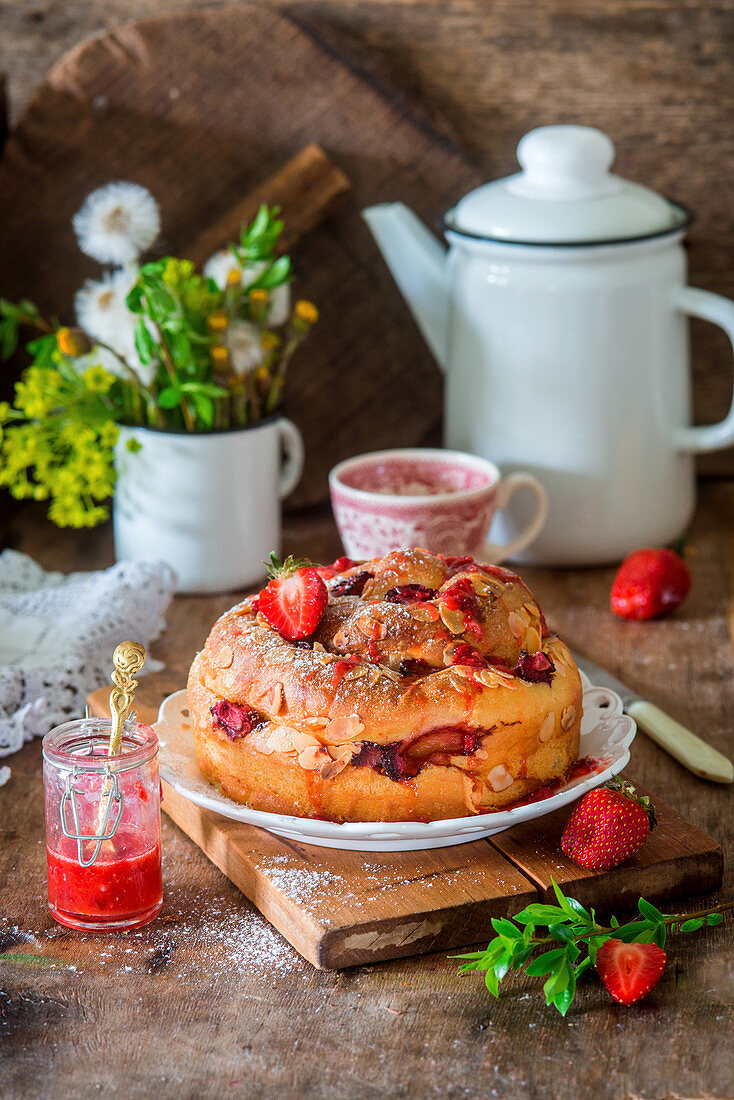 Hefekuchen mit Erdbeeren und Mandelblättchen