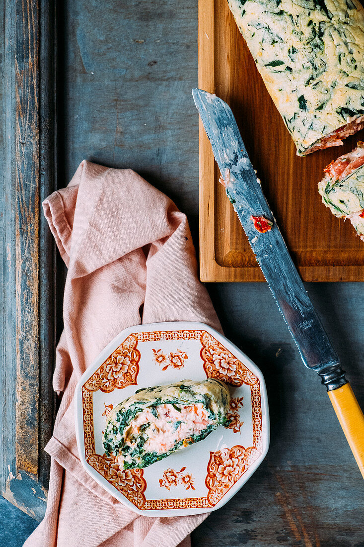 Roll with salmon and spinach
