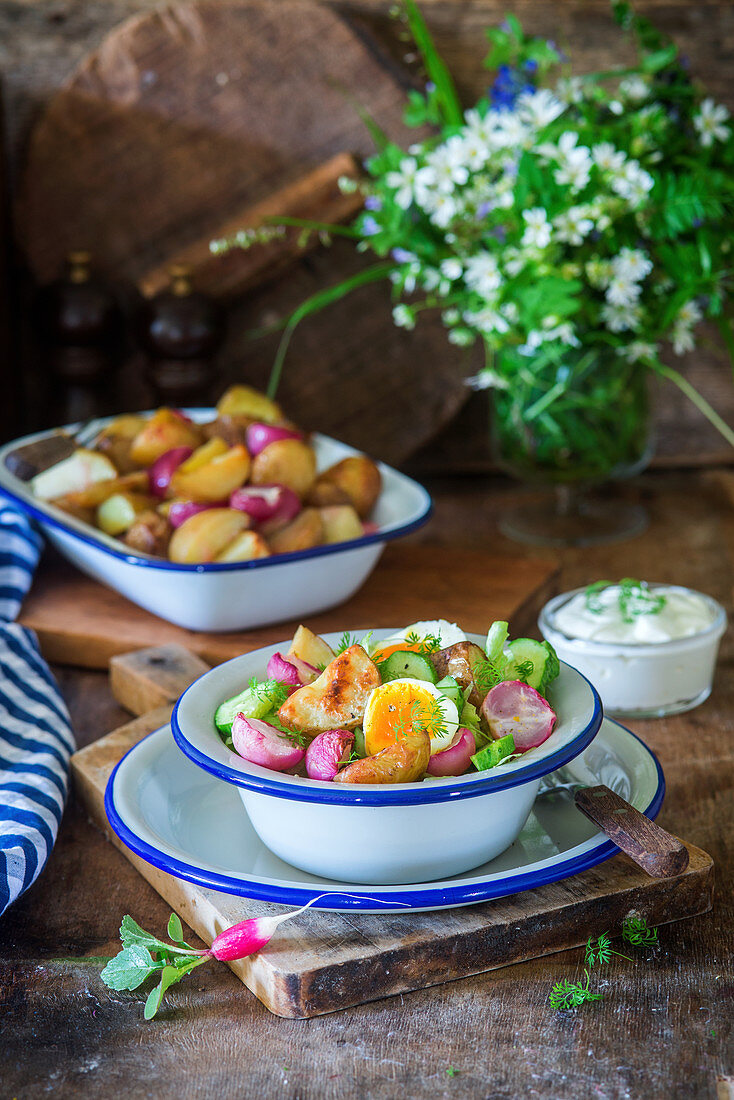 Ofenkartoffelsalat mit Radieschen, Ei und Gurke