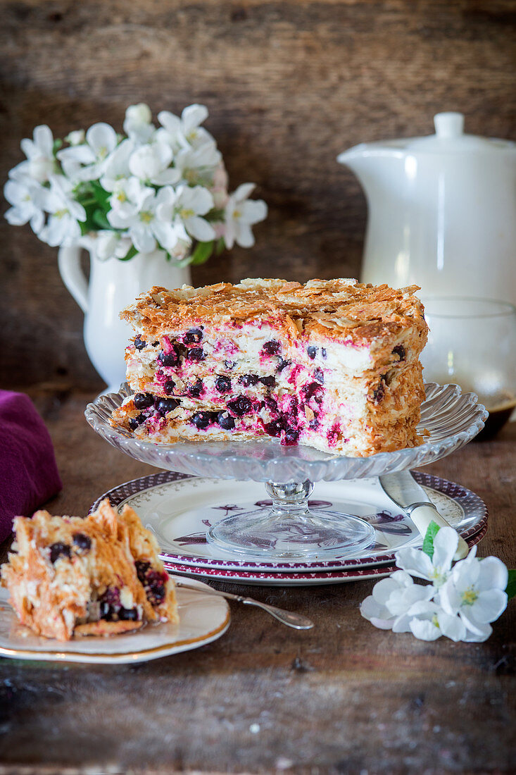 Napoleon-Kuchen mit schwarzen Johannisbeeren