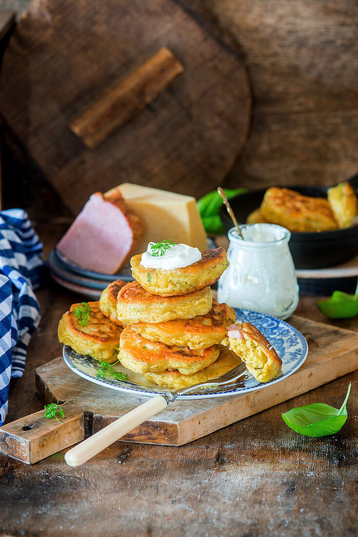 Herzhafte Pancakes mit Schinken und Käse