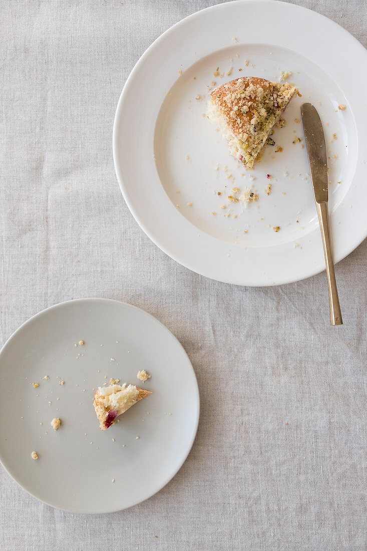 Stück Kuchen auf Teller und Kuchenreste