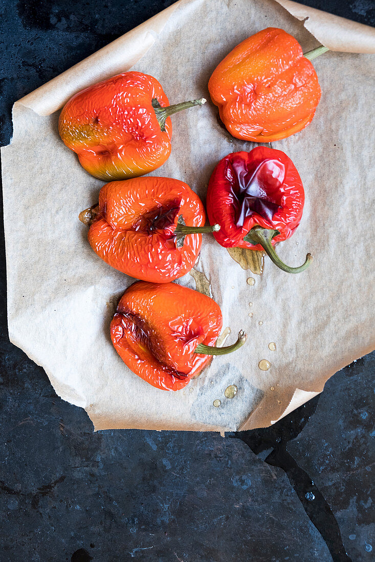 Gegrillte Paprika auf Backpapier