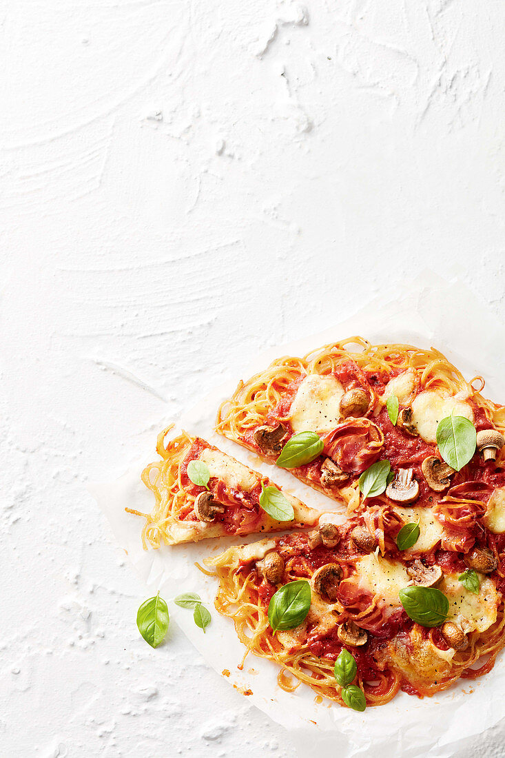 Spaghetti-Pizza mit Mozzarella, Champignons und Pancetta