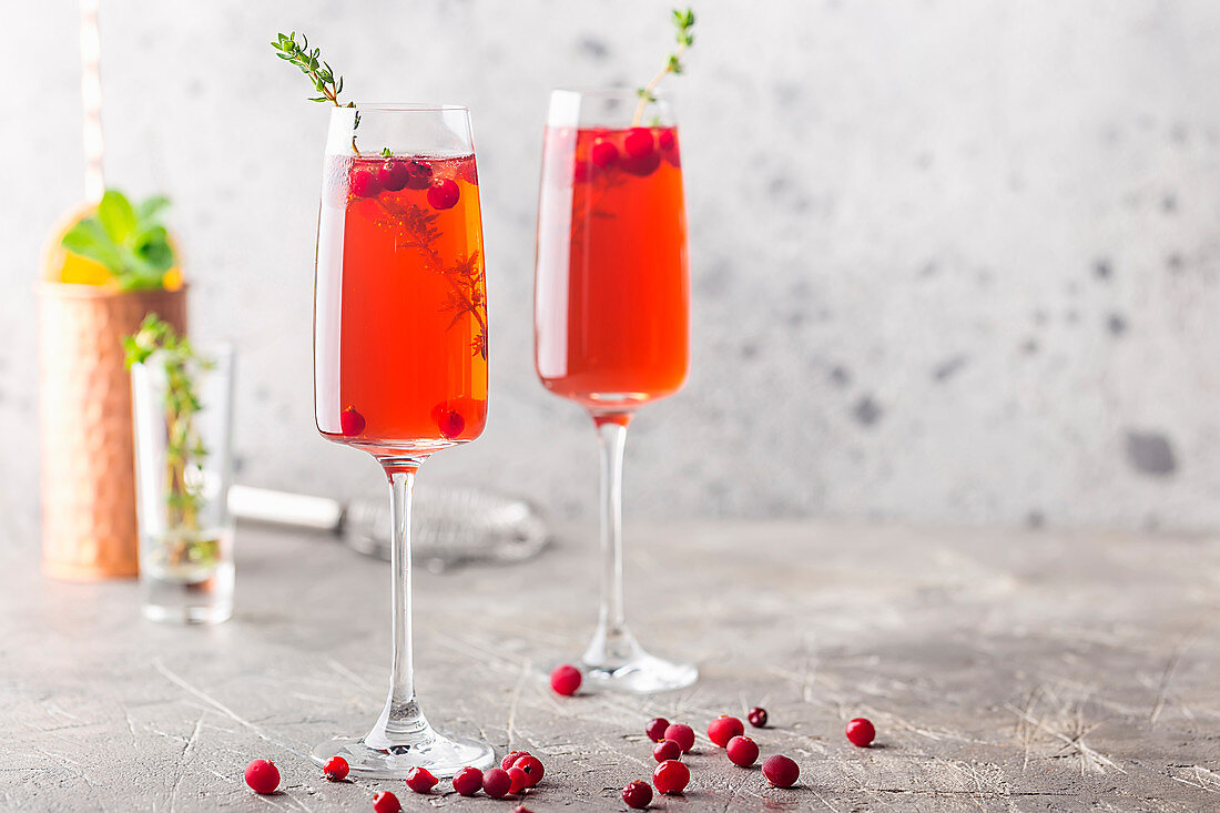 Roter Cocktail in den Champagnergläsern